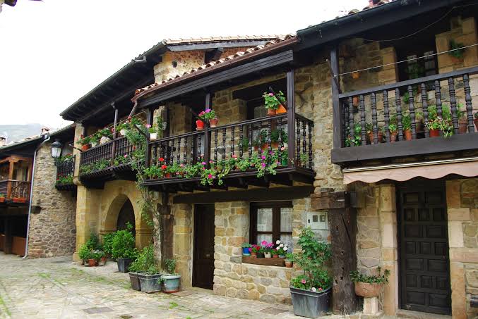 Calles de piedra del pueblo de Bárcena Mayor, en el Parque Natural Saja-Besaya, con casas tradicionales de montaña
