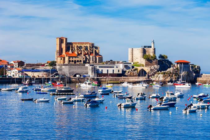 Castillo-faro de Santa Ana y la iglesia gótica de Santa María de Castro Urdiales vistos desde el puente medieval