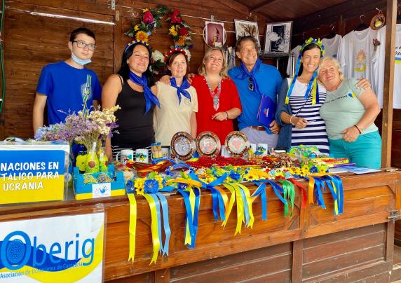 Puesto de comida internacional del festival con platos variados servidos, primer plano de la comida