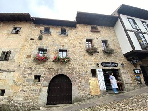 Fachada del Obrador Casa Ángel en una calle empedrada de Santillana del Mar