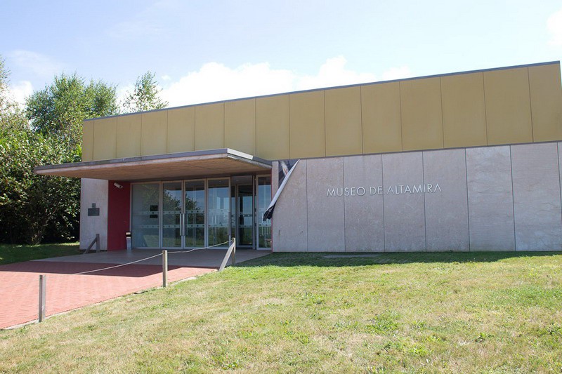 Entrada exterior de la Neocueva de Altamira, junto al Museo de Altamira