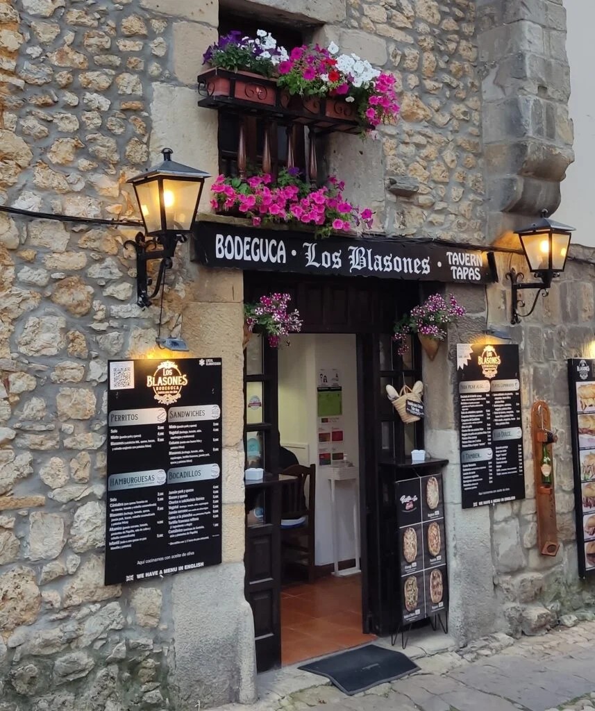 Fachada exterior del restaurante Los Blasones en Santillana del Mar, luz diurna