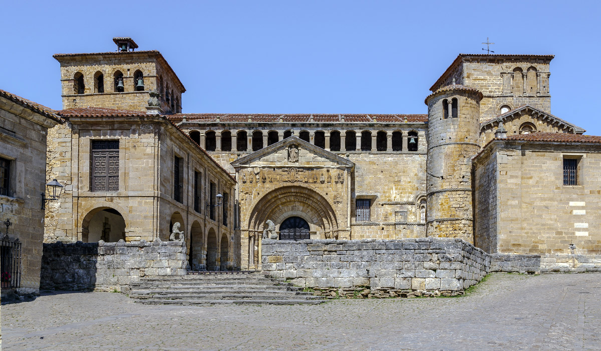 Fachada románica de la Colegiata de Santa Juliana en Santillana del Mar