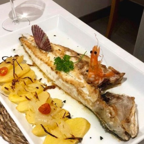 Fachada del Restaurante Sotavento en San Vicente de la Barquera, luz diurna