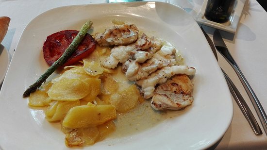 Plato de pescado del Restaurante Amita en Suances, primer plano