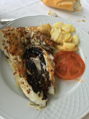 Terraza del restaurante El Pescador frente a la playa de Salvé, Laredo