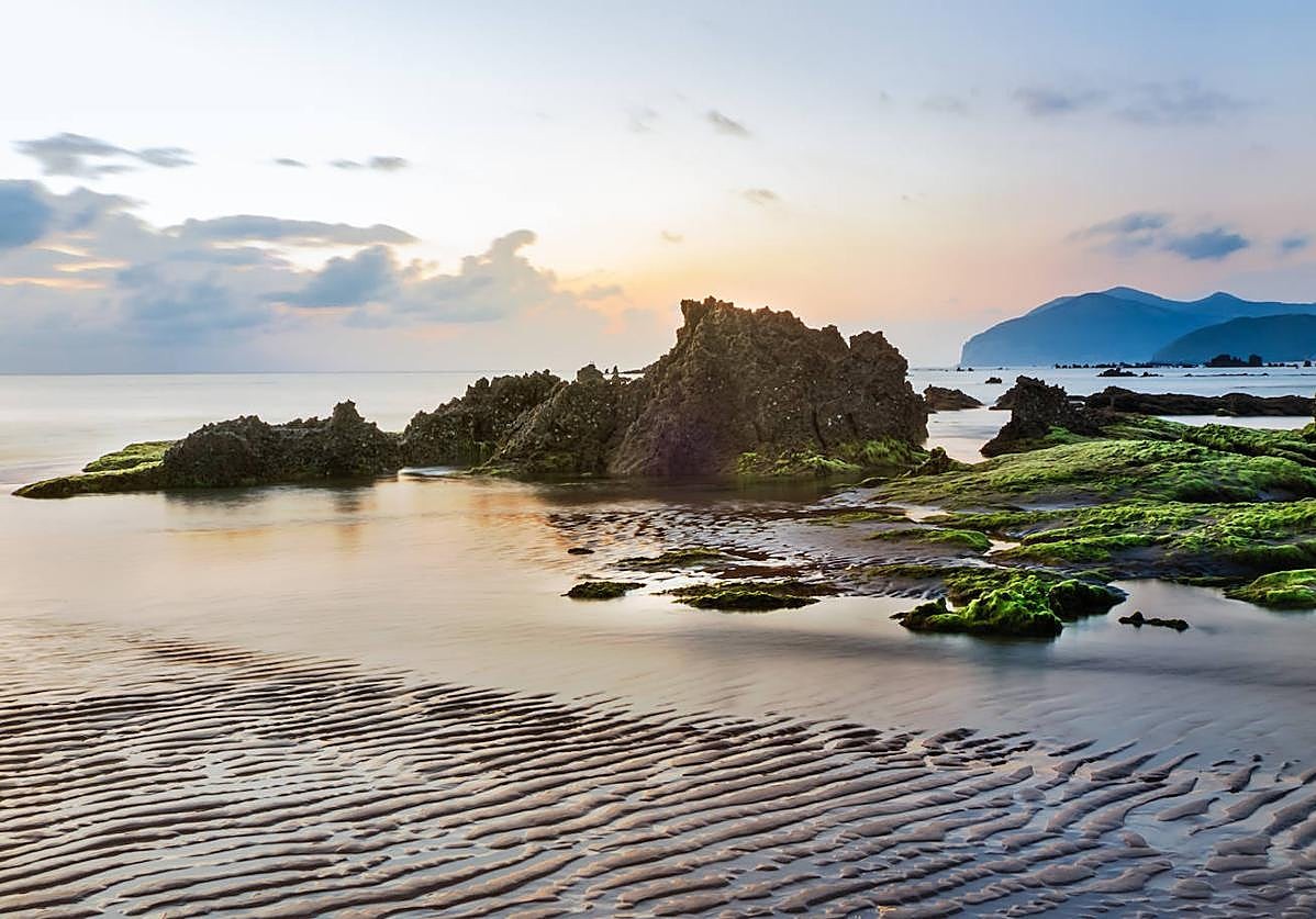 Vista panorámica de la playa de Trengandín en Noja con marea baja, arena dorada y el mar Cantábrico al fondo