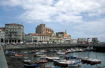 Puebla Vieja de Castro-Urdiales con la Iglesia de Santa María y el Castillo-Faro de Santa Ana al fondo, luz de tarde