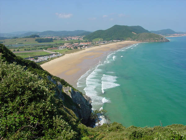 Vista general de la costa oriental de Cantabria desde un acantilado cerca de Bareyo, luz de mañana