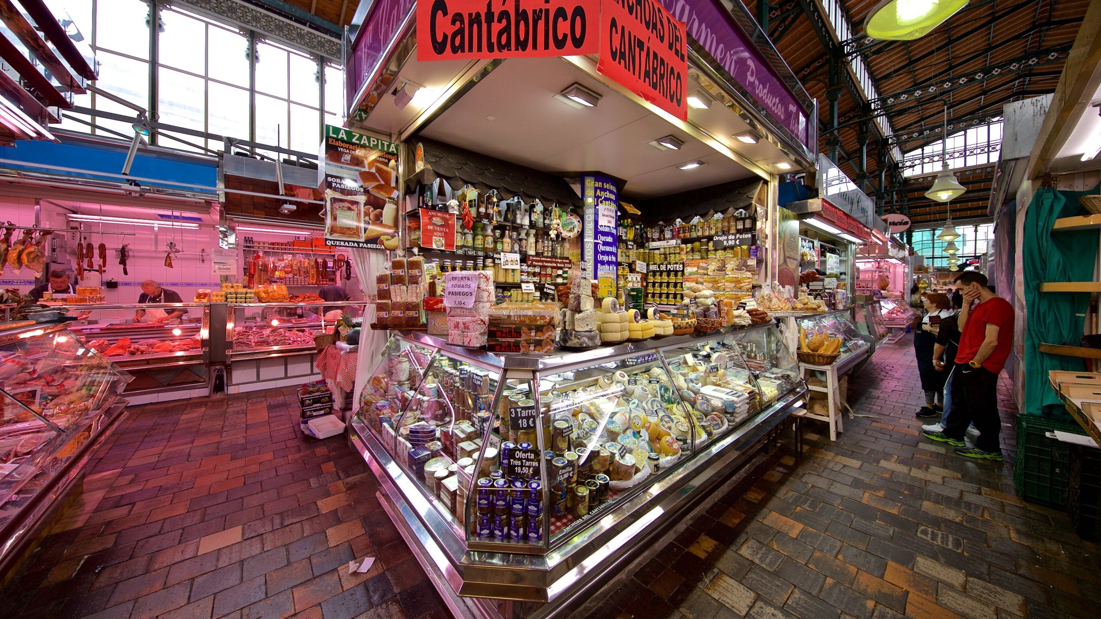 Puestos de pescado fresco y marisco en el interior del Mercado de la Esperanza, primer plano