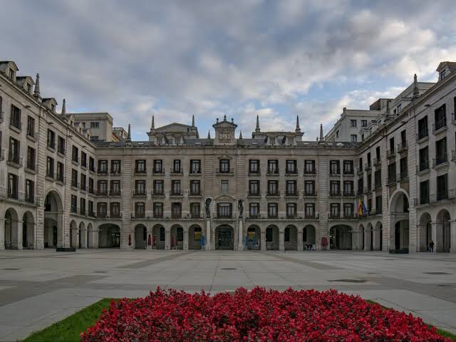 Plaza Porticada de Santander de día, cerca de los mercados del centro histórico