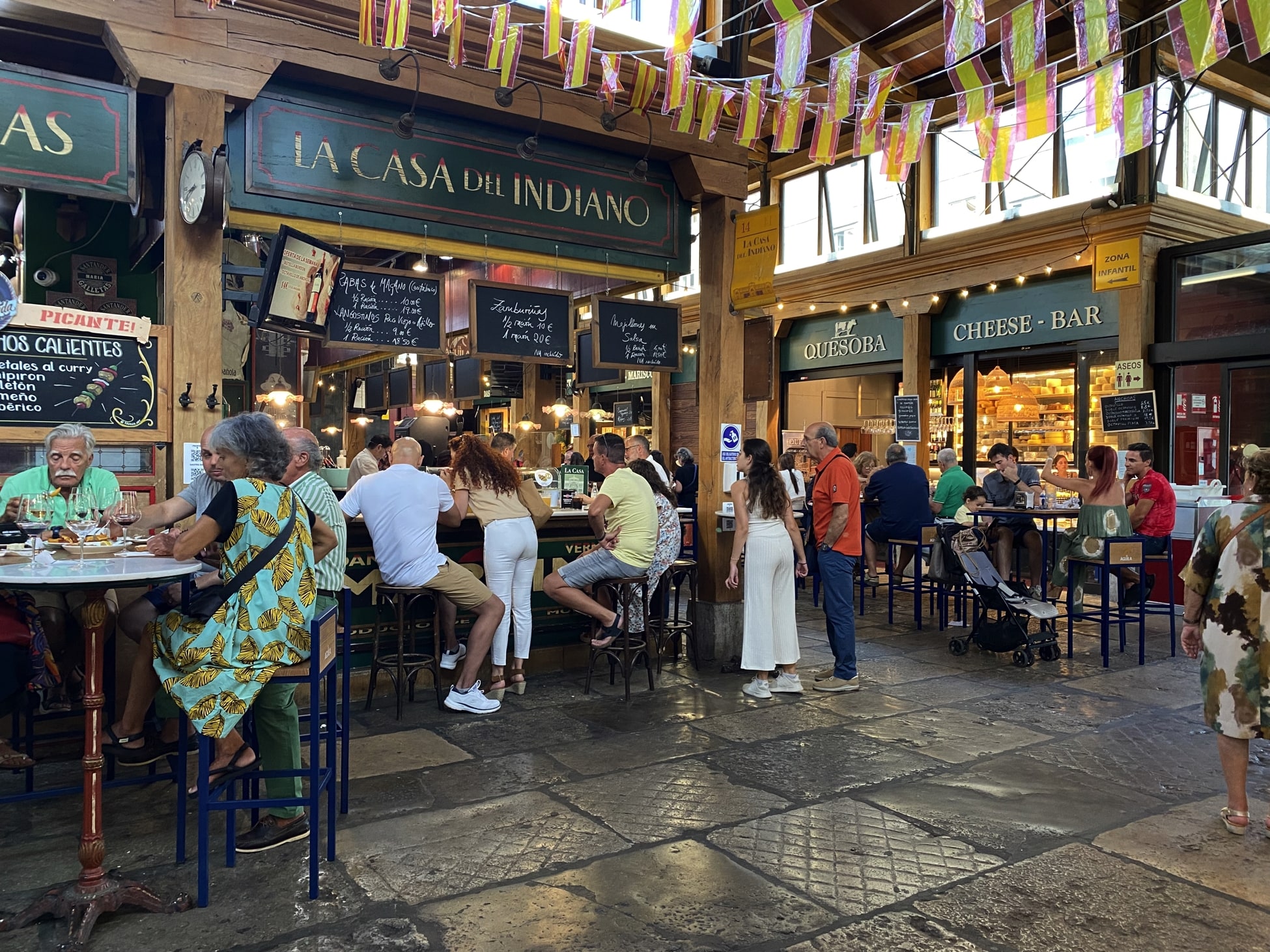 Interior del Mercado del Este de Santander con puestos gastronómicos y ambiente animado