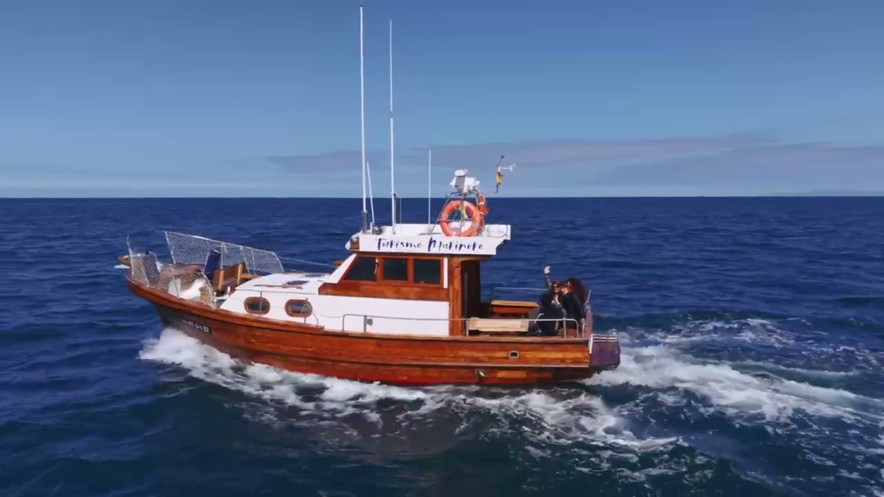 El patrón mostrando las redes de pesca a bordo, frente a la costa de Laredo
