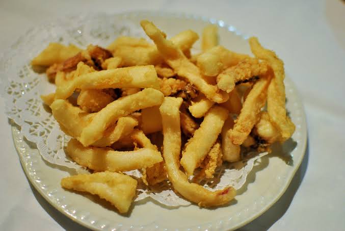 Comedor tradicional de La Tucho en San Román de la Llanilla con mesas puestas