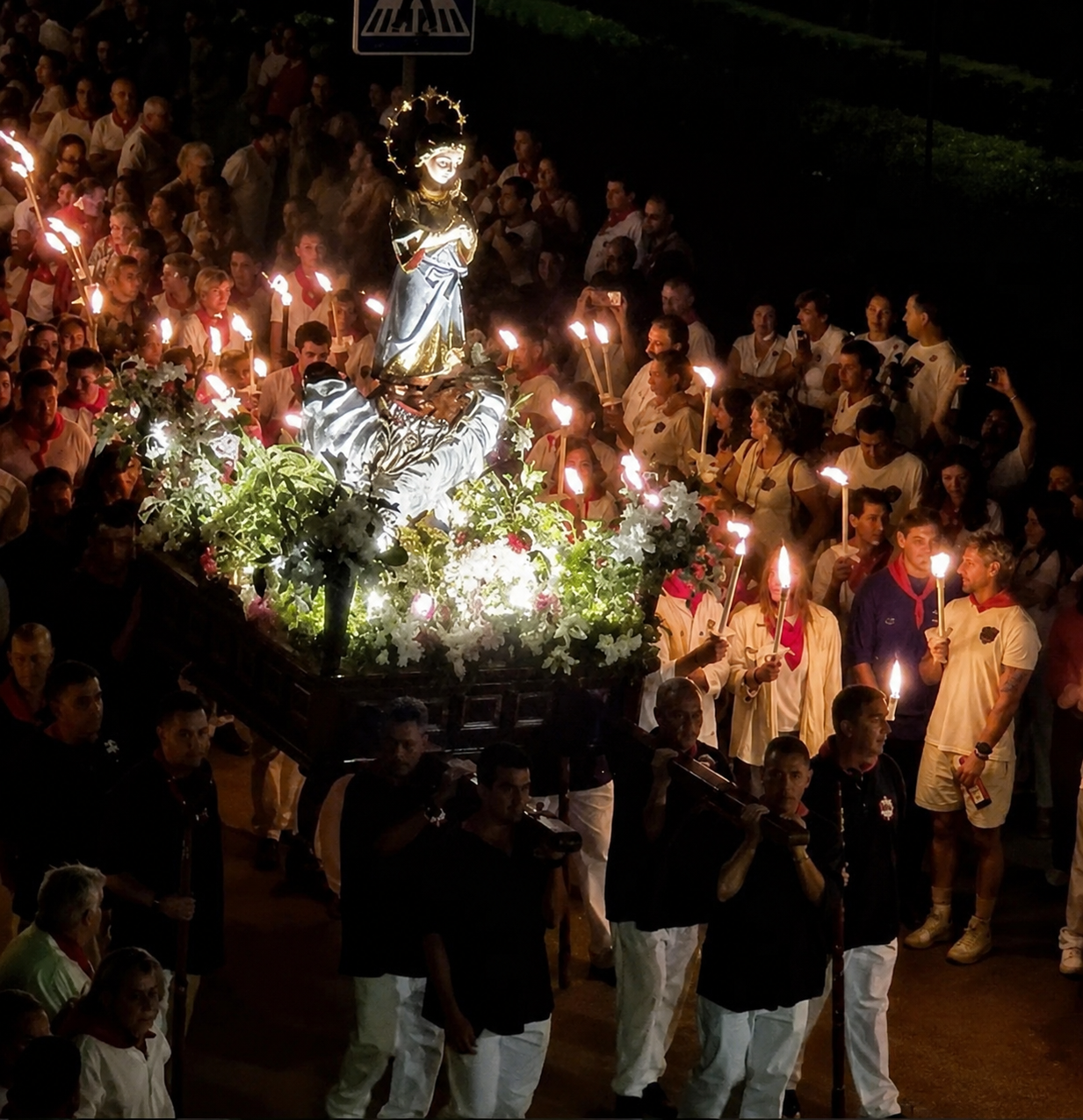 Procesión de las antorchas por las calles de Ampuero de noche, con las Pandereteras Virgen Niña de Ampuero y la Banda Municipal de Ramales