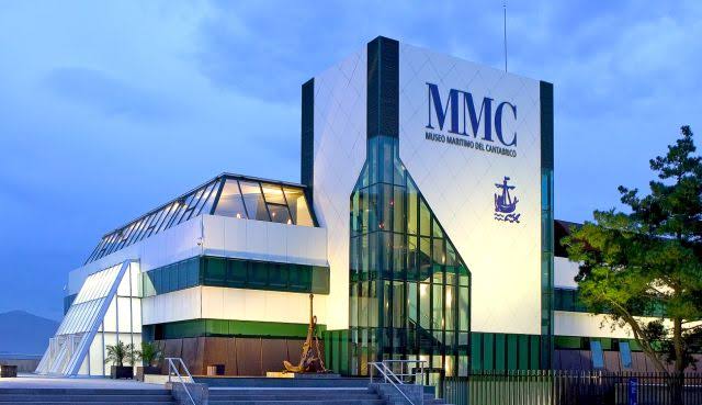 Fachada exterior del Museo Marítimo del Cantábrico en Santander, junto al paseo marítimo de la playa de los Peligros, en un día soleado.