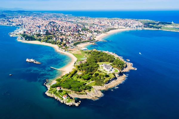 Vista del paseo marítimo de la playa de los Peligros en Santander, con el edificio del museo y el Palacio de la Magdalena al fondo.