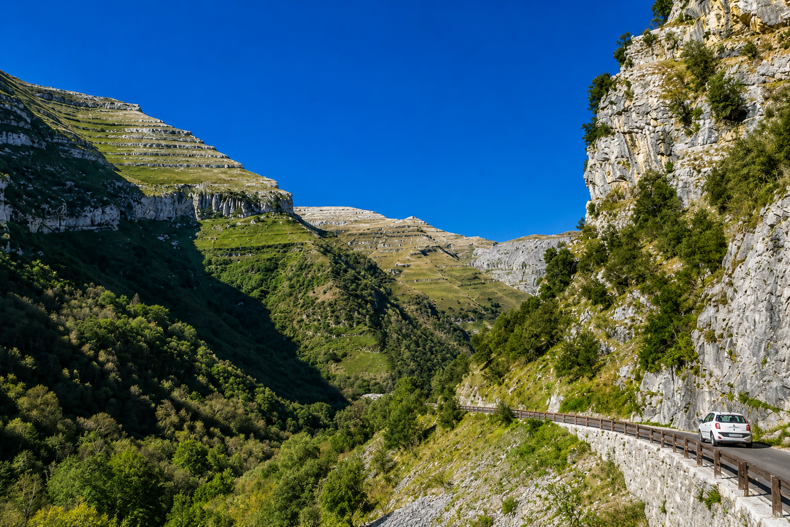 Carretera y paisaje del valle del Asón entre Bareyo y Ampuero, Cantabria