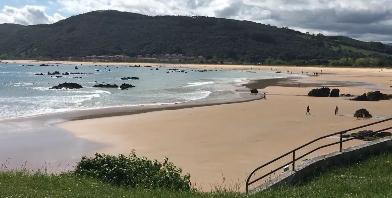 Playa de Trengandín en Noja, arenal extenso con dunas protegidas al fondo