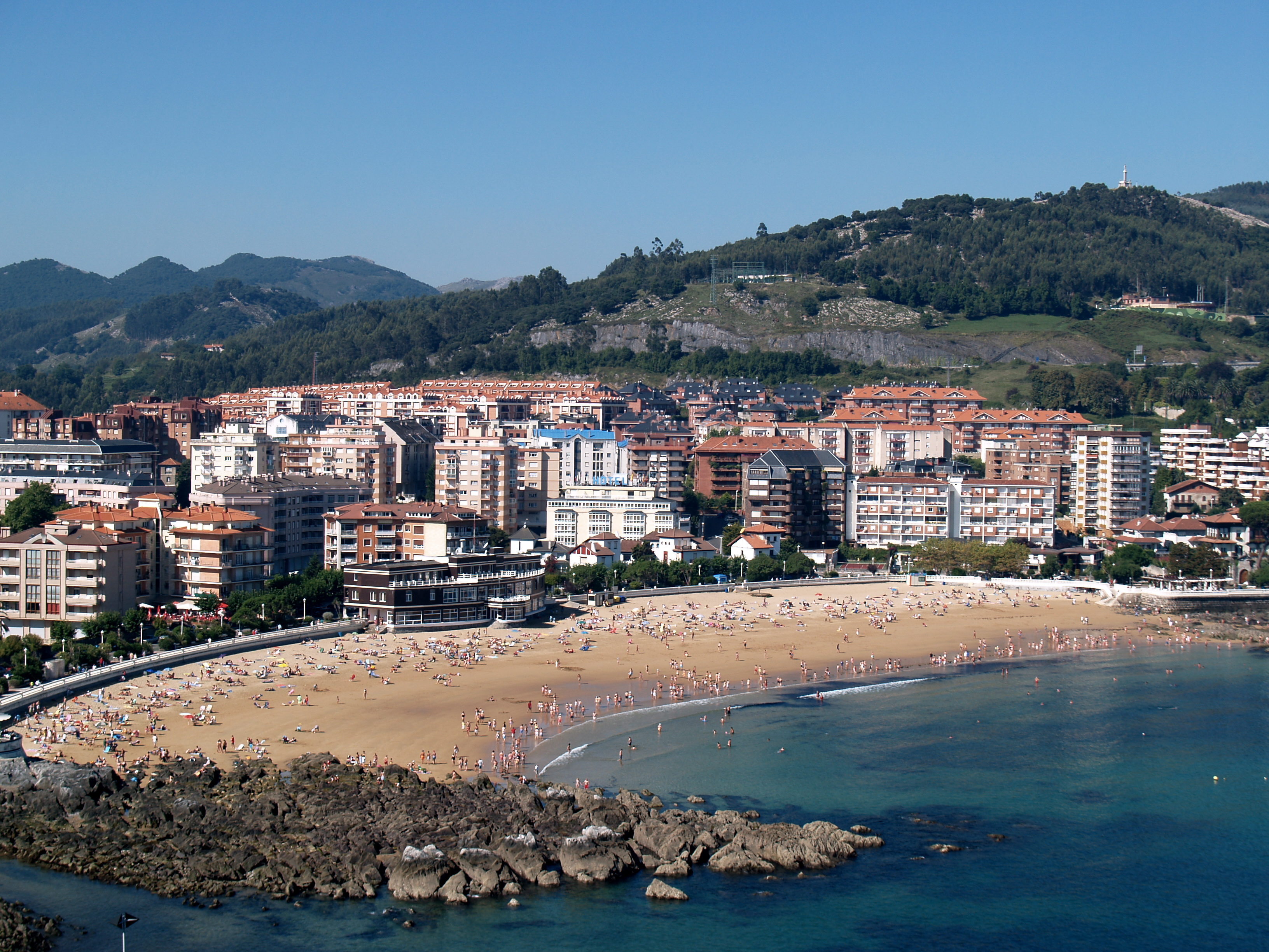 Playa de Brazomar en Castro-Urdiales con el casco histórico y la iglesia gótica al fondo