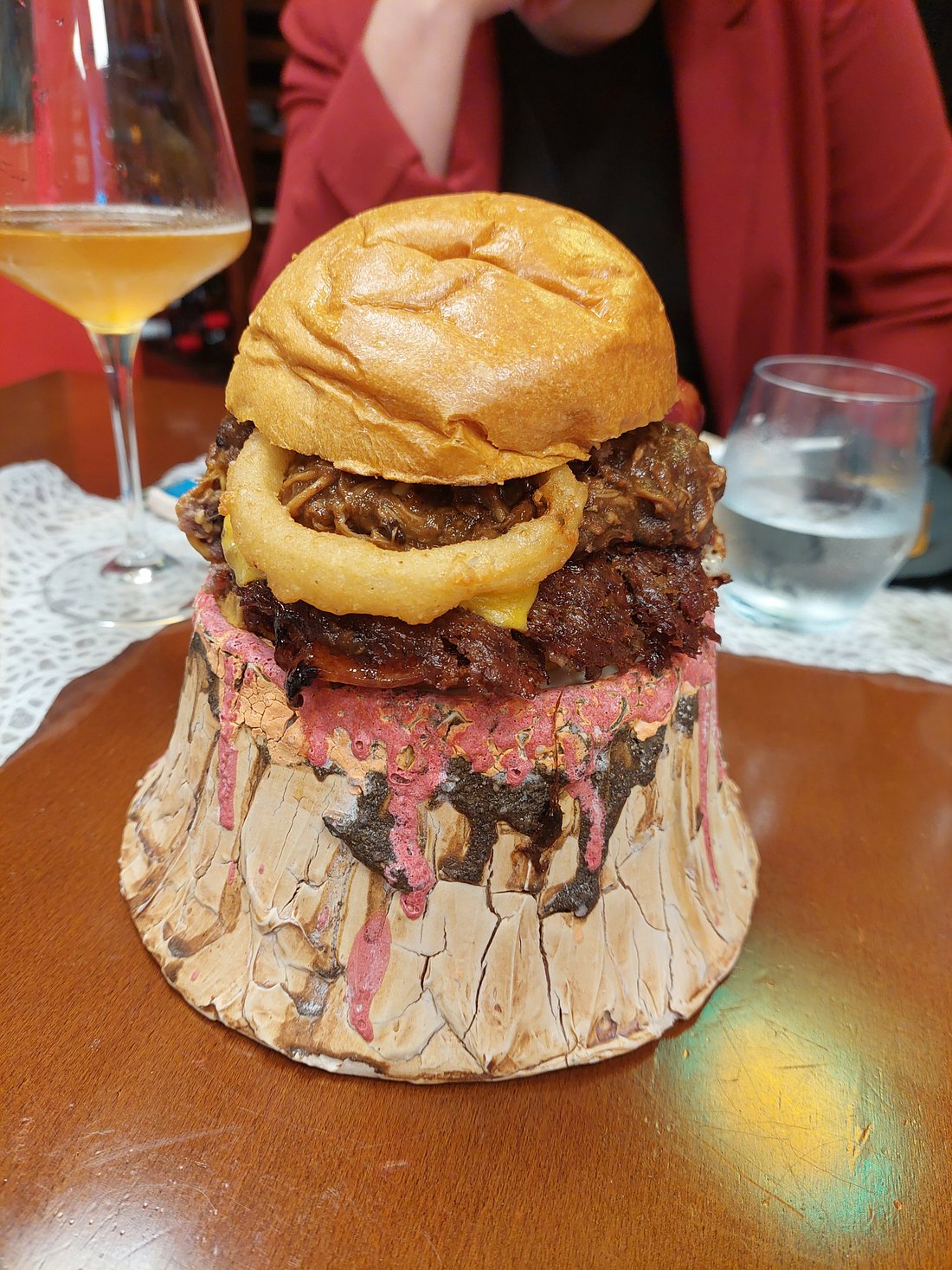 Hamburguesa doble smash con bacon y queso de Street Foodies Orígenes, ambiente nocturno del local en Santander