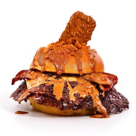 Hamburguesa smash de La Toba con costra crujiente y crema de Lotus, foto cenital sobre la mesa
