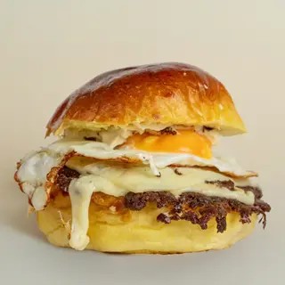 Hamburguesa smash con patatas trufadas de Carniball Smash Burger sobre bandeja metálica, en Torrelavega