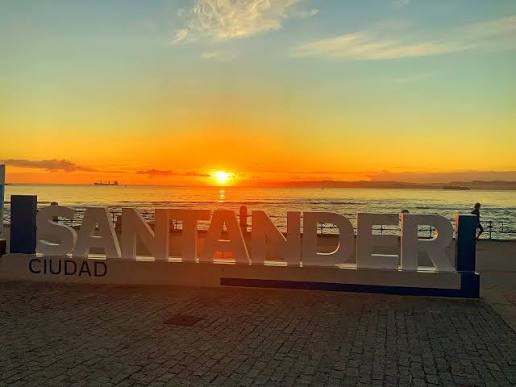 Vista de la Segunda Playa del Sardinero al atardecer, antes del inicio del espectáculo