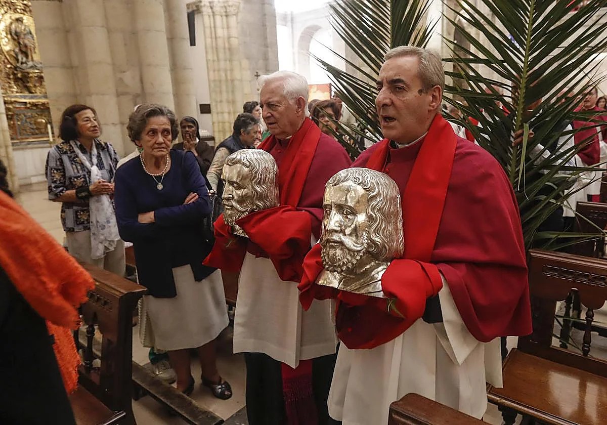 Fachada de la Catedral de Santander durante la procesión de las reliquias de San Emeterio y San Celedonio