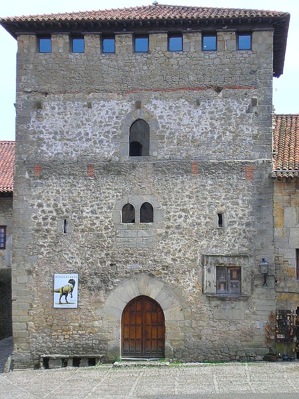 Torre del Merino de sillería integrada en el casco histórico empedrado de Santillana del Mar, junto a la Colegiata