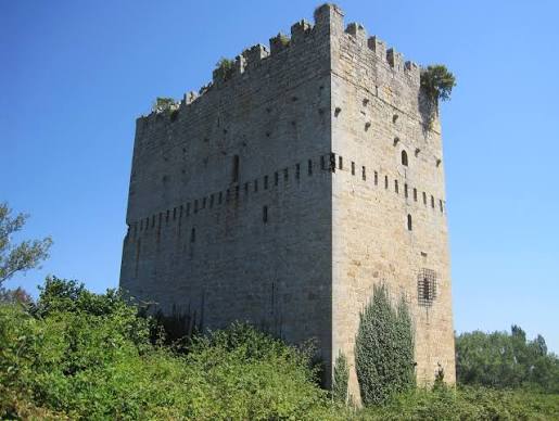 Torre señorial con garitones en las esquinas presidiendo la plaza de la Villa en Noja, con portalada de piedra del siglo XVII