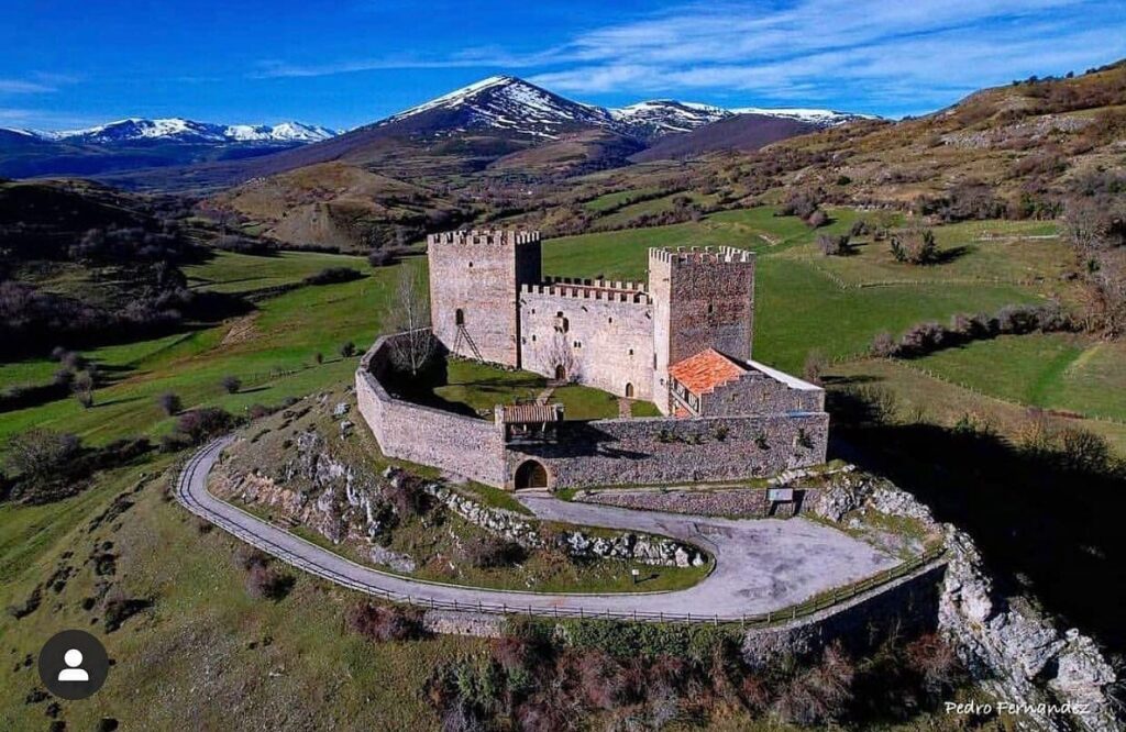 Castillo gótico restaurado de Argüeso con sus torres almenadas sobre un promontorio en el valle de Campoo