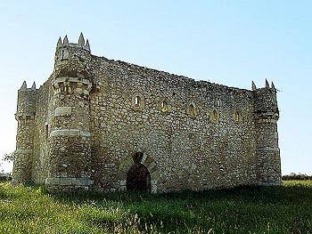 Torre cuadrangular fortificada con matacanes y almenas piramidales en el pueblo de Agüero, Marina de Cudeyo