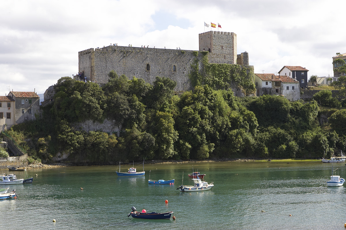 Castillo del Rey sobre la ría de San Vicente de la Barquera con los Picos de Europa al fondo