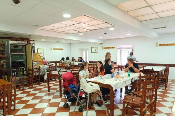 Comedor de El Figón en el centro de Santander, mesas cercanas y ambiente informal de mediodía.