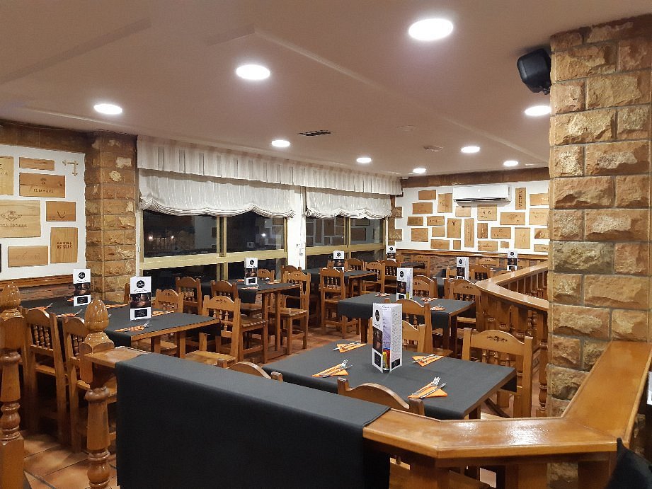Fachada o comedor de Amaya Bus en Noja, ambiente de bar de barrio con clientela local a la hora de comer.