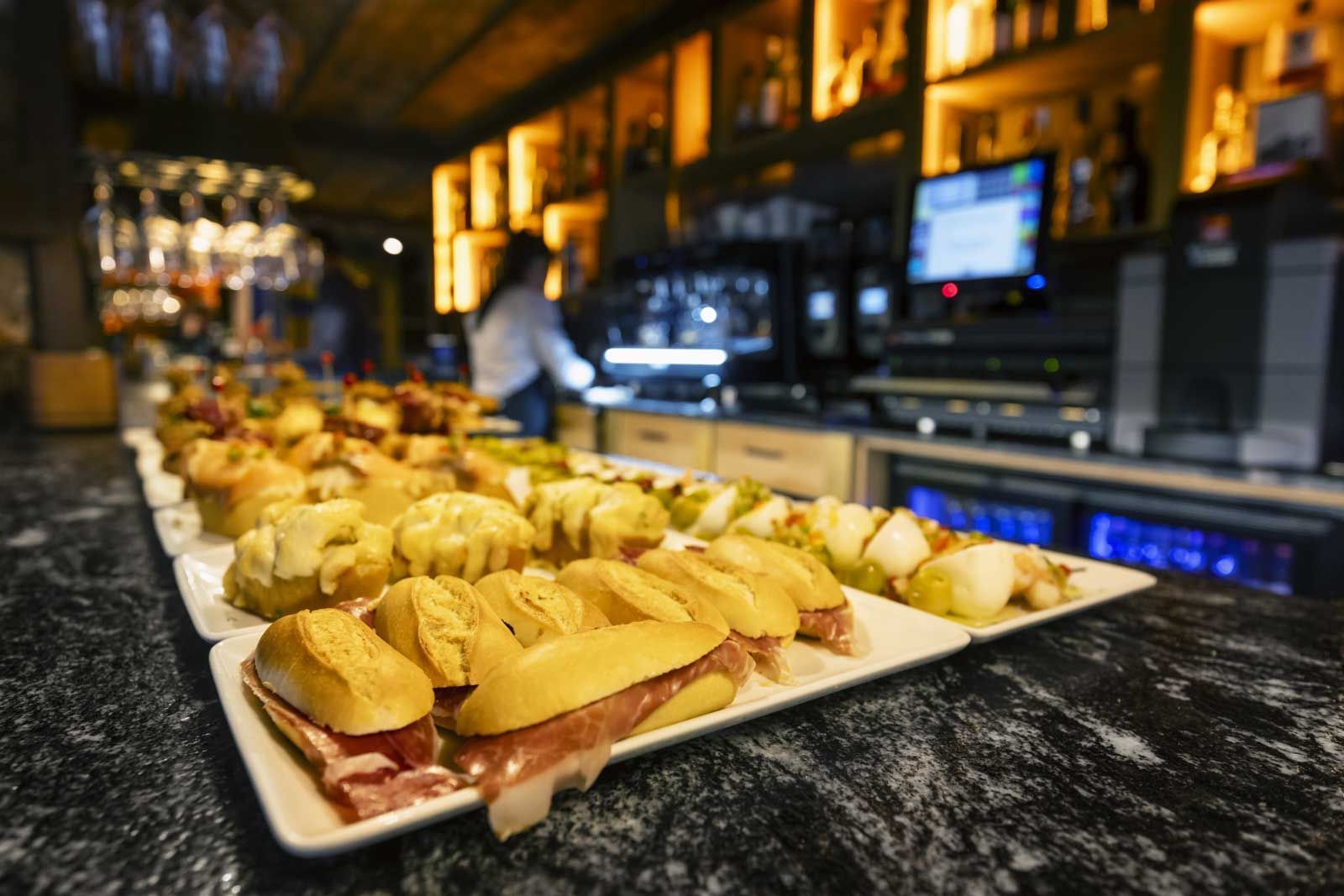 Plato bien emplatado de estilo contemporáneo en el interior moderno de Ismano Gastrobar, Reinosa.
