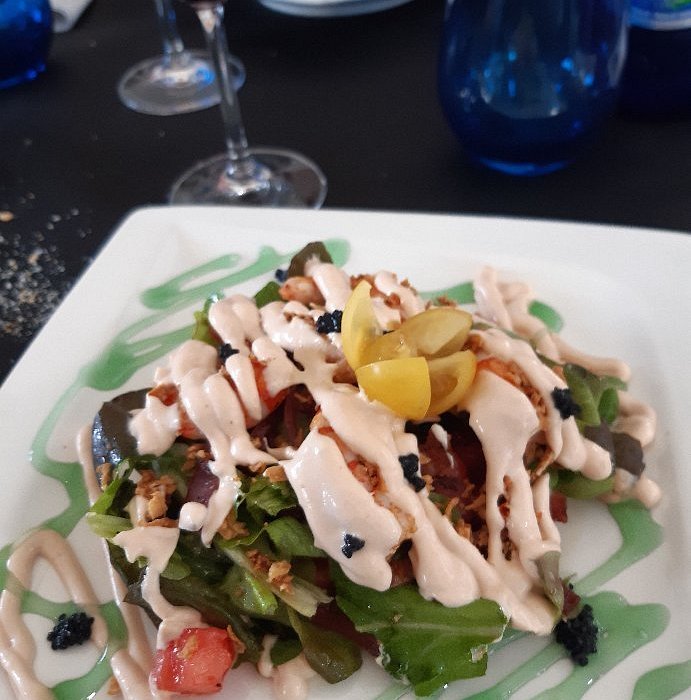 Plato de cocido montañés recién servido en el comedor de Mesón El Ferial, Beranga.