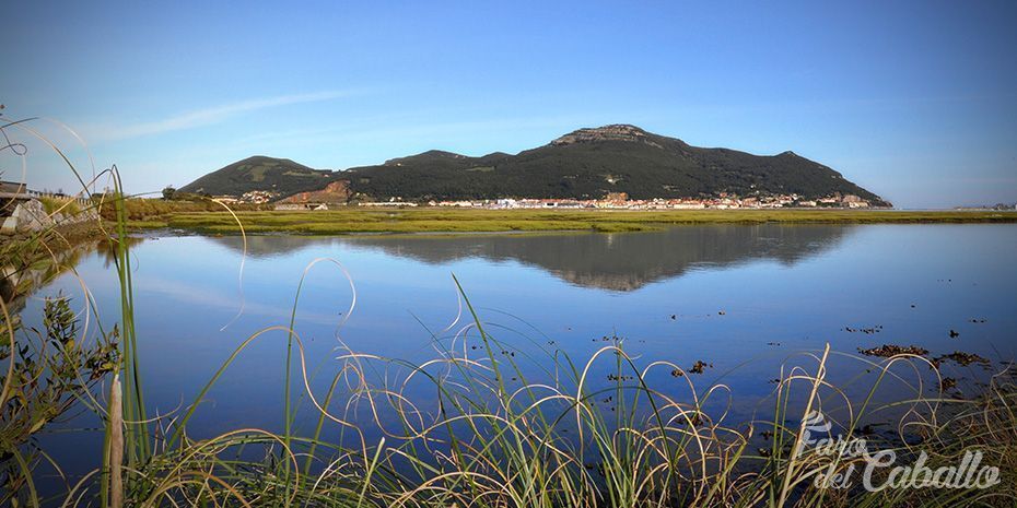 Vista de la bahía y las marismas de Santoña desde el agua, con Monte Buciero al fondo.