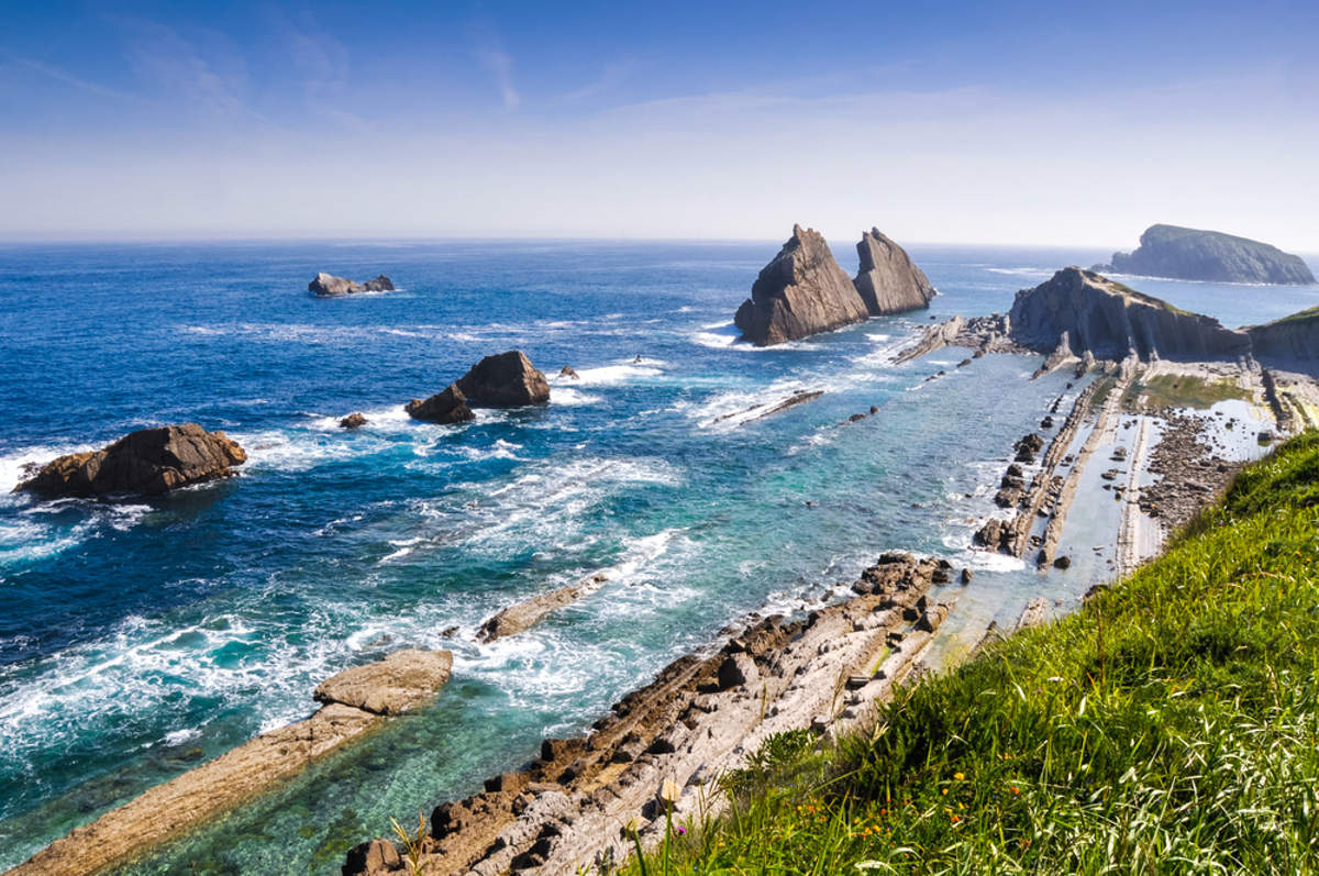 Acantilados y costa rocosa del Geoparque Costa Quebrada, olas rompiendo contra las rocas
