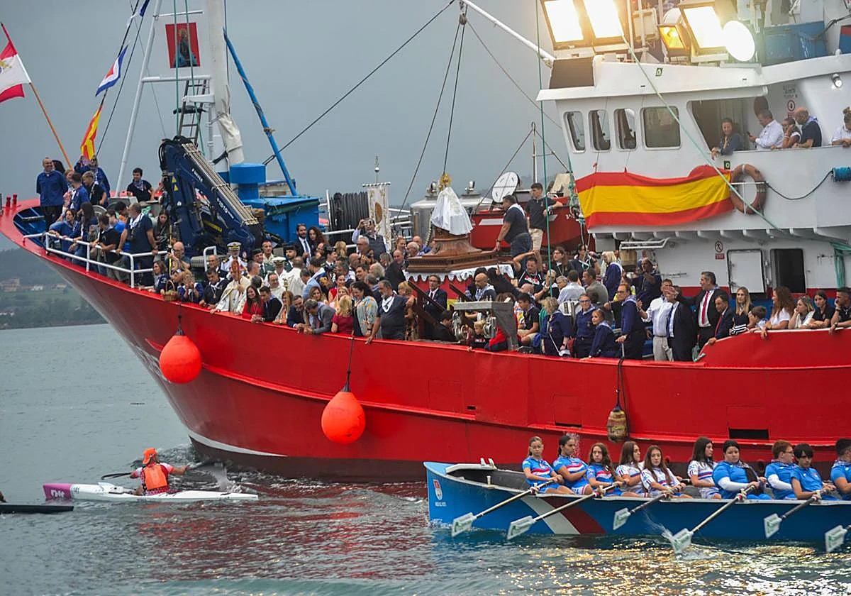 Procesión marítima con barcos engalanados navegando por la bahía de Santoña