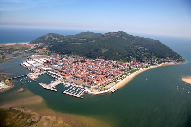 Vista general de la bahía de Santoña con el Monte Buciero al fondo, luz de tarde en septiembre