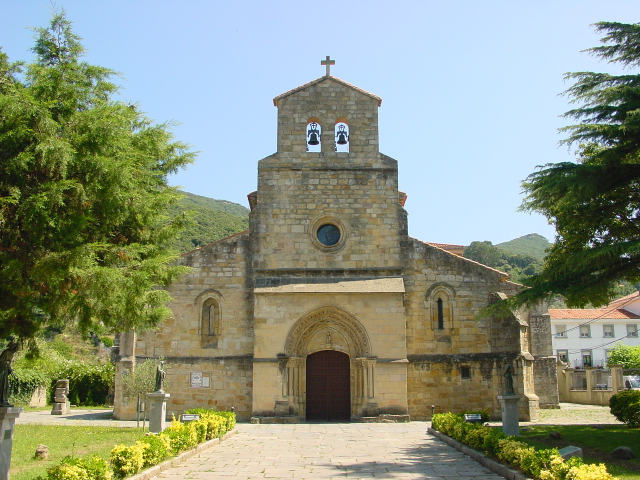 Fachada exterior de la Basílica de Santa María del Puerto en Santoña, luz diurna