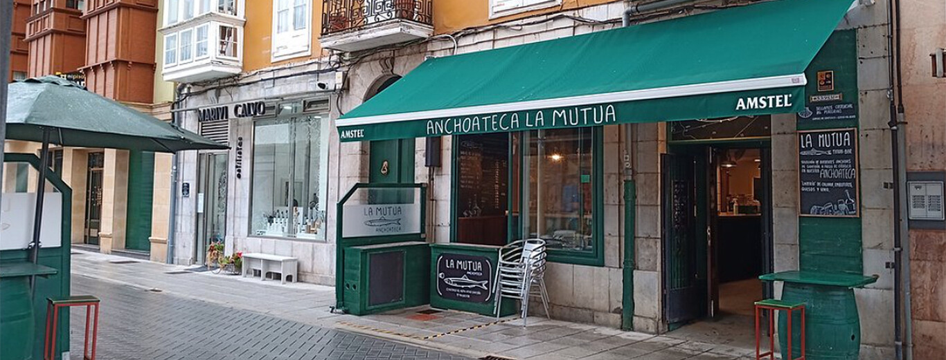 Tabla de anchoas y vermú servidos en La Anchoateca La Mutua, Santoña