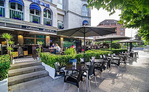 Terraza con mesas al aire libre en el casco antiguo de Santander a la hora del aperitivo
