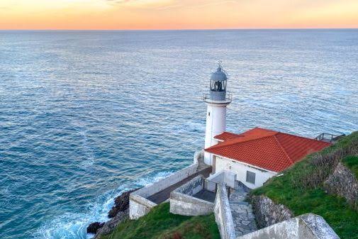 Faro El Pescador en el monte Buciero, Santoña, vista desde el sendero de acceso con el golfo de Vizcaya al fondo