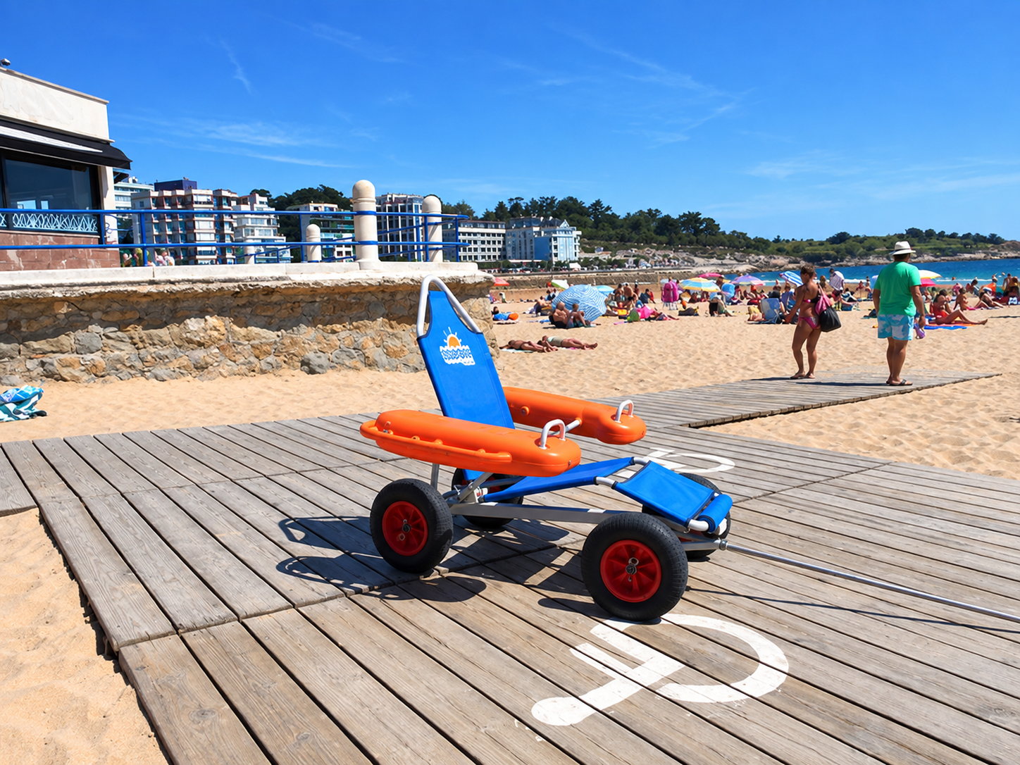Rampa de acceso a la arena en la Segunda Playa del Sardinero con socorrista de fondo