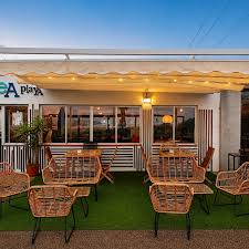 Terraza del restaurante Sea Playa en Ajo, mesas al aire libre cerca de la arena.