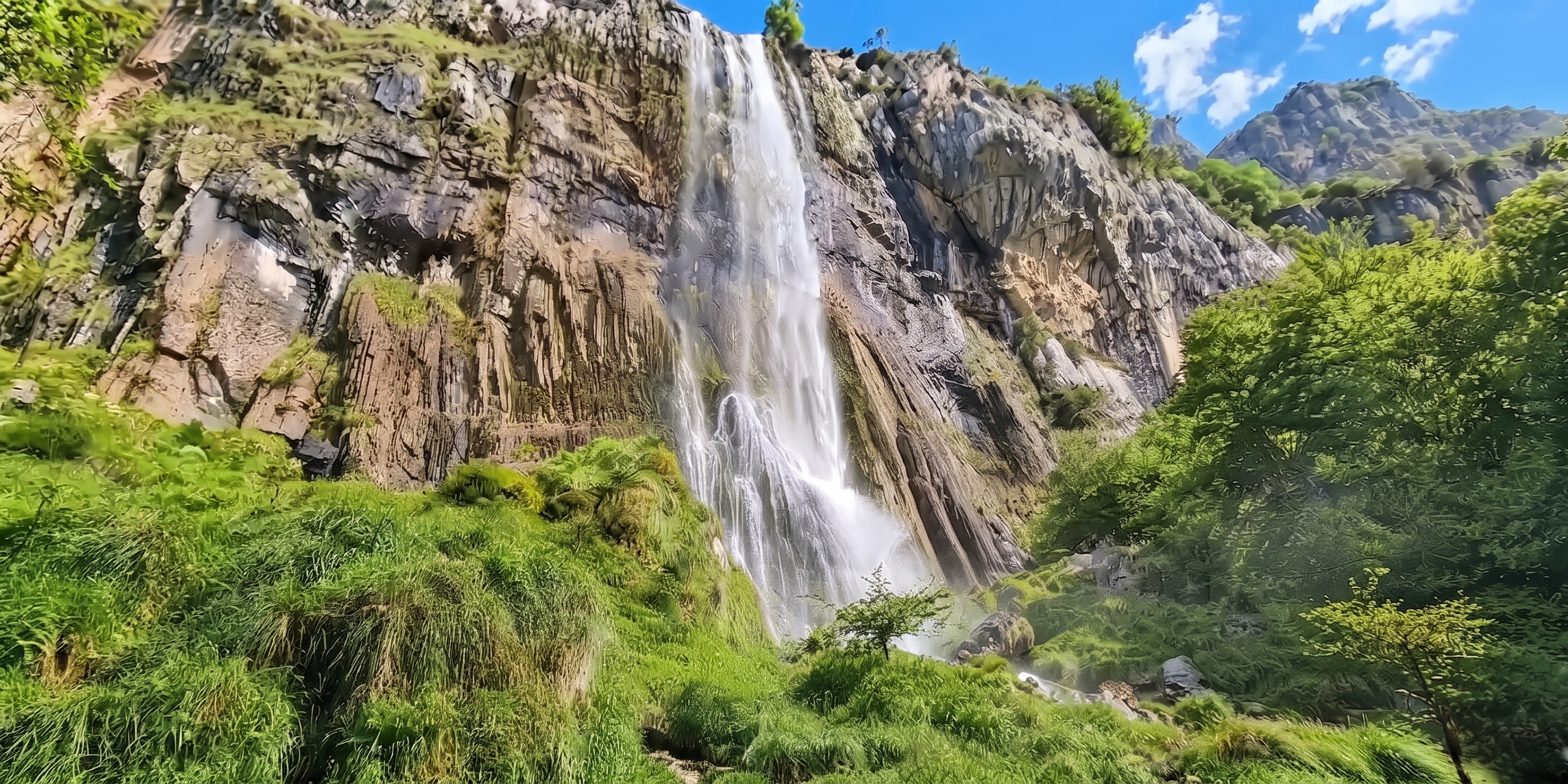 Cascada de Cailagua (nacimiento del río Asón) cayendo desde la pared caliza, plano general del anfiteatro natural.