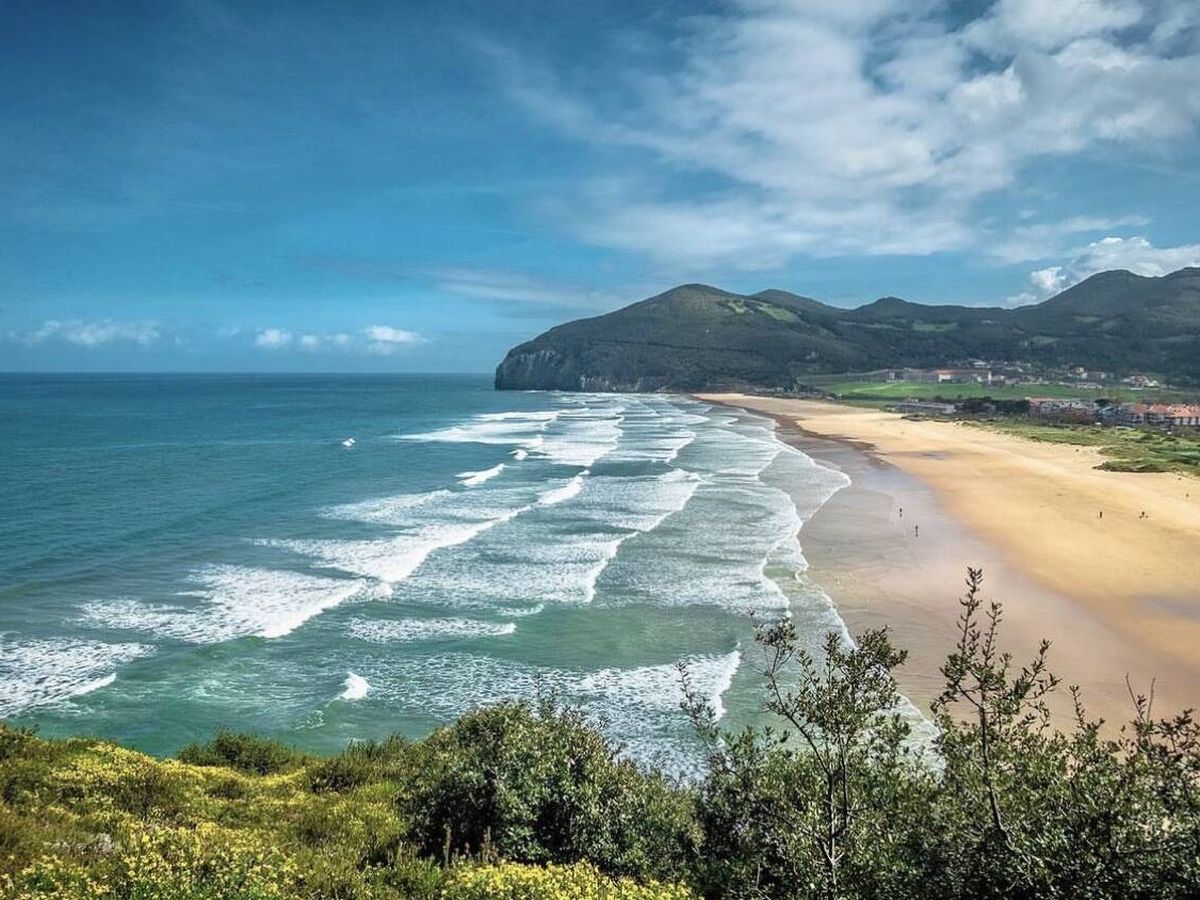 Acantilados y rocas de la costa de Santoña con marea baja, junto a la playa de Berria